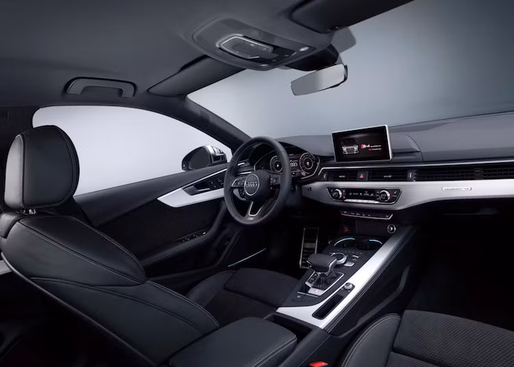 Những chi tiết nhôm mờ được sử dụng để ốp nội thất. Giống như A4 thường, S4 cũng có tuỳ chọn bảng đồng hồ Virtual Cockpit là một màn hình 12,3 inch.