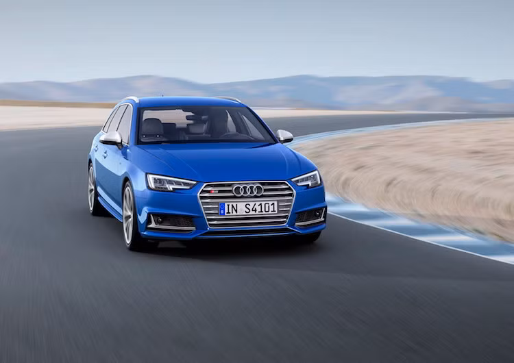 Dù được coi là một mẫu xe thể thao nhưng mức tiêu thụ nhiên liệu trung bình của S4 chỉ đạt 7,4 lít xăng/100 km. Ngoài ra, xe chỉ thải ra 166g CO2 trên mỗi km vận hành.