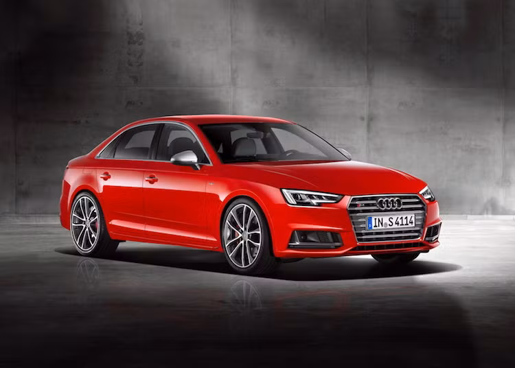 Dù được coi là phiên bản thể thao của A4 nhưng ngay cả khi đứng cạnh nhau, những người yêu xe cũng khó có thể chỉ được nhanh những điểm khác biệt về ngoại hình giữa Audi S4 mới và một chiếc A4 bình thường.