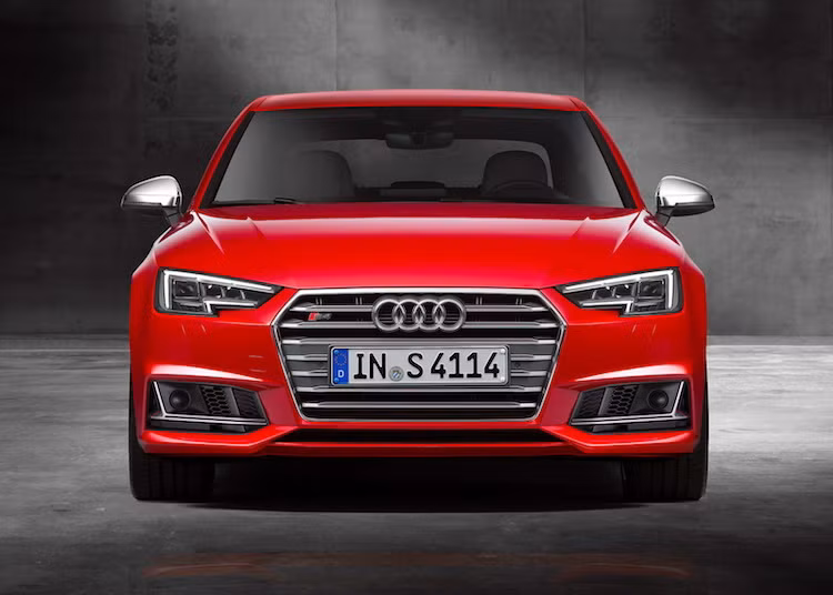 Khó nhận biết hơn đó là hệ thống treo của xe đã được hạ thấp hơn 2,3 cm so với A4 để giảm trọng tâm xuống. Trọng lượng của S4 cũng giảm nhẹ so với A4, từ 1675 xuống chỉ còn 1630 kg (1675 kg với bản Avant).