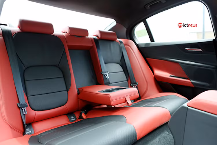 Các trang bị tiêu chuẩn bên trong xe đáng kể đến như hệ thống vô lăng bọc da tích hợp lẫy chuyển số, ghế ngồi được thiết kế thể thao hơn, có chức năng nhớ vị trí và chỉnh điện 10 hướng, ghế ngồi hỗ trợ chức năng ISOFIX cho trẻ em và hàng loạt những trang thiết bị tiện ích hiện đại khác.