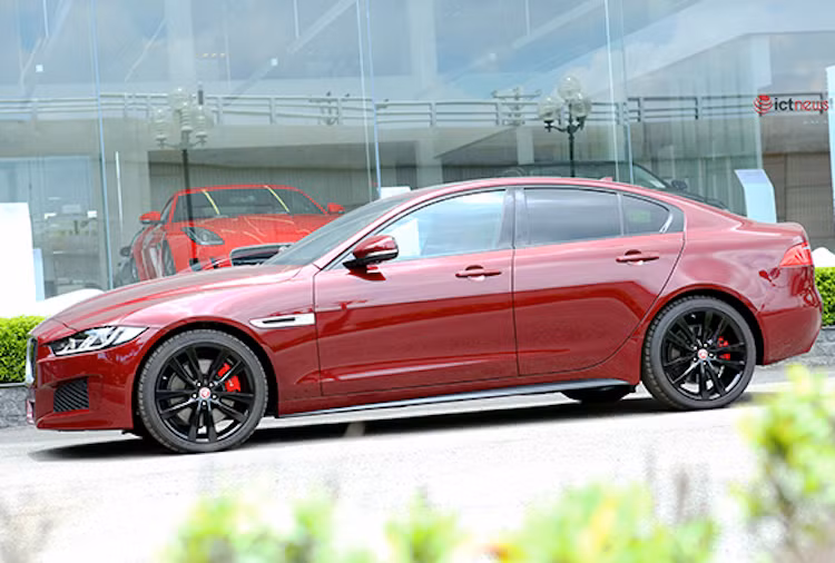 Điểm đặc biệt nhất trên mẫu XE S phiên bản đặc biệt này chính là trang bị động cơ, xe được sử dụng khối động cơ siêu nạp 3.0L V6 cho khả năng vận hành mạnh mẽ. Khối động cơ này sản sinh công suất lên tới 340 mã lực, mô-men xoắn đạt 450 Nm.