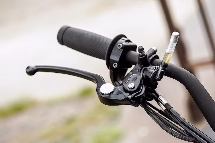 Ở dạng nguyên bản, XSR900 có đèn pha tròn cổ điển nhưng để khiến chiếc xe trở nên mạnh mẽ hơn, Wrenchmonkees đã thay đèn pha của Yamaha MT-03 đời trước. Theo đuổi vẻ đẹp của sự đơn giản, cụm công tắc nguyên bản của xe đã được thay bằng loại rút gọn của Engadget. Tuy nhiên đồng hồ điện tử đa năng hình tròn của XSR900 vẫn được giữ lại.