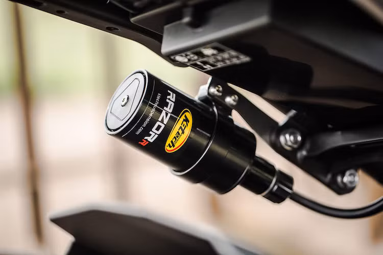 Hệ thống phuộc trước của xe được giữ nguyên bản của mẫu naked-bike Yamaha XSR900, tuy nhiên phuộc sau monoshock đã được thay bằng loại với bình dầu rời Razor R của hãng K-Tech.