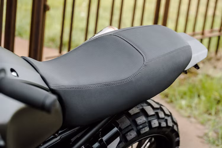 Do có hệ thống điện rút gọn nên Wrenchmonkees đã có thể tạo cho Monkeebeast một chiếc yên "hàng thửa" gọn gàng và thanh thoát hơn, kèm theo dè sau mini bằng nhôm và pát biển số.