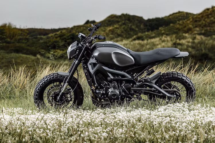 Toàn bộ thân xe đã được sơn lại trong màu xám kim loại đậm và đen mờ cực "ngầu", trong khi các hệ thống điện và ắc-quy đã được giấu gọn để khiến chiếc xe trông đơn giản hơn.