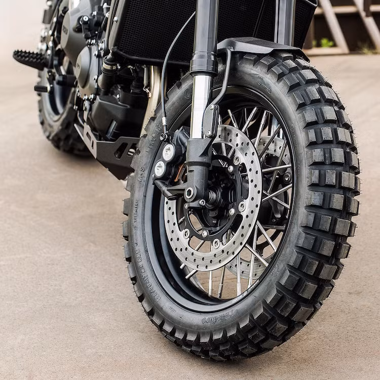 Bộ mâm đúc nguyên bản của XSR900 không hợp với cấu hình Scrambler, chính vì vậy xưởng đã thay thế nó bằng bộ vành nan Borrani với các nan hoa thép 9 ly và moay-ơ CNC. Những chiếc lốp gai Continental TKC80 giúp hoàn thành hơn nữa dáng scrambler của xe.