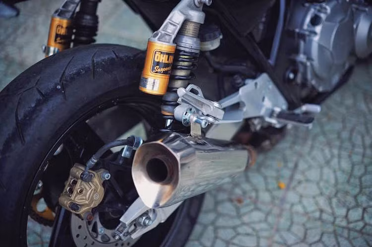 Thay vì sử dụng các loại pô độ rất phổ biến, chủ xe đã chọn một giải pháp "độc" hơn đó là tự chế riêng pô cho chiếc CB400SF Revo của mình. Hệ thống phanh sau cũng đã được nâng cấp với heo Brembo 2 pis đối xứng.