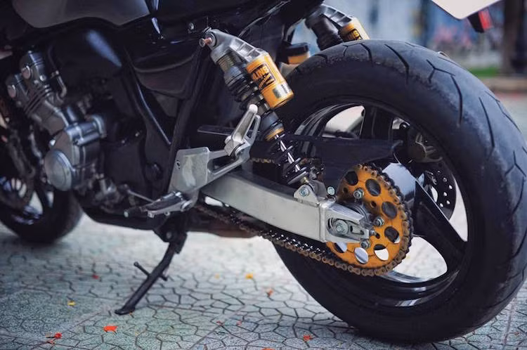 Ở phía sau, chiếc xe đã được nâng cấp với lốp Pirelli Diablo với bề rộng lên tới 180 mm, bộ nhông xích Afam và cặp phuộc Ohlins "hàng hiệu".