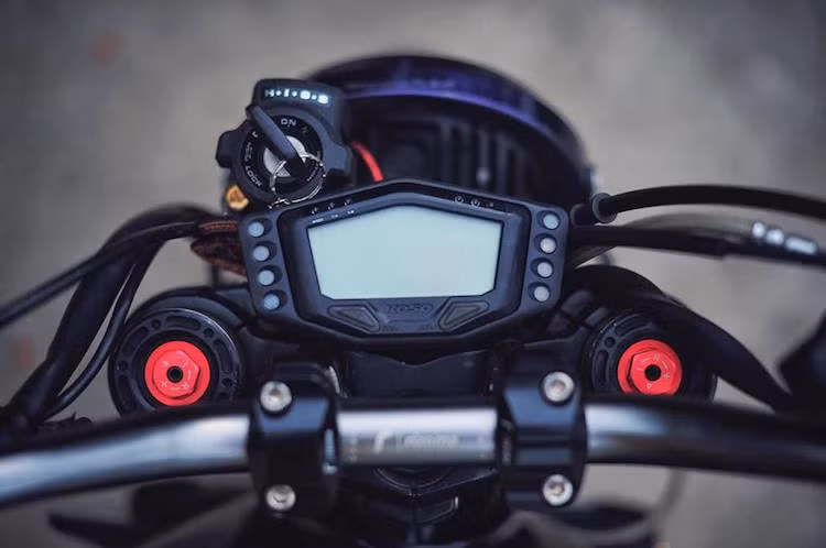 Cụm đồng hồ tròn nguyên bản khá lớn của CB400 nay được rút gọn lại với chỉ duy nhất một đồng hồ Koso. Hệ thống khóa điện tử HISS của CB400SF Revo đã được di dời vị trí lên trên đồng hồ.