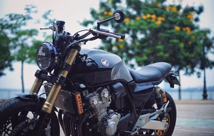 Để khiến cho chiếc CB400SF Revo đời 2008 của mình trở nên trẻ trung, "ngầu" và hiện đại hơn, một biker có tiếng tại Hà Nội đã tiến hành độ lại chiếc xe bằng những phụ tùng "hàng tuyển" và thay đổi kiểu dáng đuôi xe.