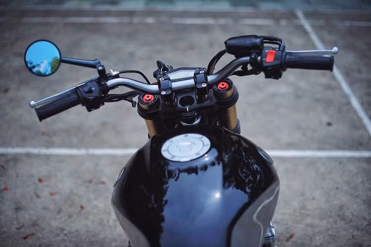 Phần bình xăng vẫn được giữ nguyên bản của CB400SF Revo, nhưng được sơn lại màu đen bóng với 2 má ôm đầu gối màu xám "ngầu" hơn. Phía trên bình xăng là ghi-đông Rizoma và tay phanh/côn từ Kawasaki Z800.