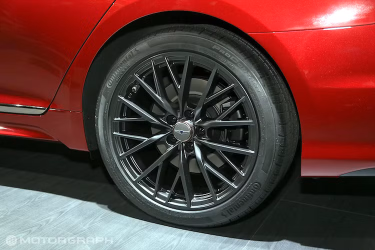 Ngoài ra, không thể không nhắc tới đó là bộ mâm đúc thể thao với thiết kế nhiều cánh được sơn đen mờ cực "ngầu", kết hợp cùng với lốp hiệu năng cao Continental ProContact tới từ Đức.