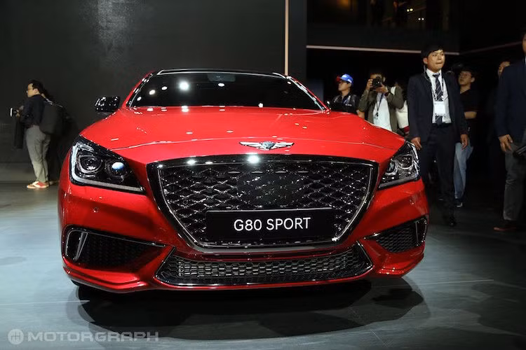 So với một chiếc Genesis G80 bình thường, G80 Sport đã được nâng cấp ngoại hình để trở nên thể thao hơn. Trong đó, phần đầu xe sở hữu cản trước với các khe hút gió lớn cùng lưới tản nhiệt và các chi tiết viền mạ màu chrome đen.