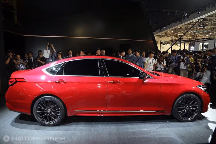 Ở hai bên thân xe, Hyundai Genesis G80 sport đã không thay đổi nhiều thiết kế của G80, chỉ bổ sung cho chiếc xe gương chiếu hậu với ốp bằng sợi carbon thể thao hơn.