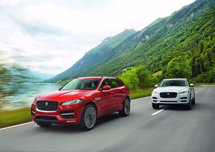 Tại Mỹ, giá khởi điểm của một chiếc F-Pace bản 35t là 42.300 USD (tương đương 943 triệu đồng). Mức giá này rẻ hơn so với Porsche Macan (bắt đầu từ 47.500 USD) và đắt hơn Mercedes GLC mới (38.950 USD), BMW X3 (38.950 USD) và Audi Q5 (40.900 USD).