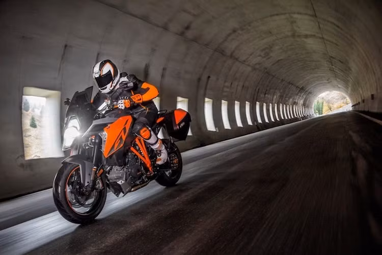 Được trang bị bộ khung Trellis và có trọng lượng ướt 228 kg, KTM cho biết 1290 Super Duke GT là chiếc xe đường trường nhẹ nhất. Tư thế lái của chiếc xe cũng được bố trí để cân bằng giữa sự thoải mái khi "đi tour" và khả năng xử lý linh hoạt.