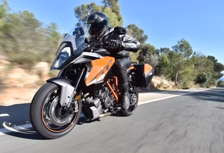 Hiện tại, KTM Super Duke GT 1290 đã bắt đầu được bán rộng rãi tại các thị trường châu Âu để phục vụ mùa du lịch hè. Giá của mẫu xe này tại Anh là 16.000 Bảng (tương đương 490 triệu đồng).