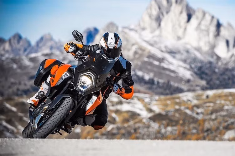 Giống như những chiếc xe khác thuộc dòng Duke nói riêng và KTM nói chung, mẫu sport touring 1290 Super Duke GT mới có thiết kế sắc sảo cùng với đèn pha đặt dọc.