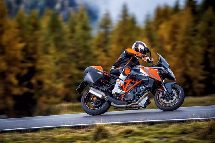 Đặc biệt, cũng giống như chiếc 1290 Super Adventure, chiếc xe cũng sở hữu hệ thống treo bán chủ động có khả năng điều chỉnh 3 cấp độ là Comfort, Street và Sport, được cung cấp bởi hãng WP.
