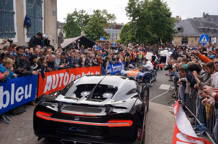 Kể từ mùa thu năm nay, Bugatti sẽ giao chiếc Chiron đầu tiên tới tay khách hàng. Hãng sẽ chỉ dự định sản xuất 500 chiếc Chiron và hiện nay, đã có hơn 200 chiếc trong số đó đã được đặt hàng, mặc dù có mức giá lên tới 2,6 triệu USD/chiếc (tương đương 57,9 tỷ đồng).