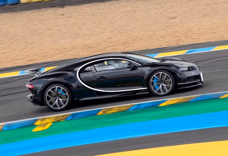 Với ông Wolfgang Durheimer - Giám đốc điều hành Bugatti phía sau tay lái, chiếc siêu xe Bugatti Chiron đã đạt tốc độ 380 km/h trên đường đua Le Mans, dù không tham gia vào giải đua. Tốc độ này lớn hơn bất kỳ chiếc xe đua nào tham gia trong giải - vốn đã được biết đến là những chiếc xe nhanh nhất.