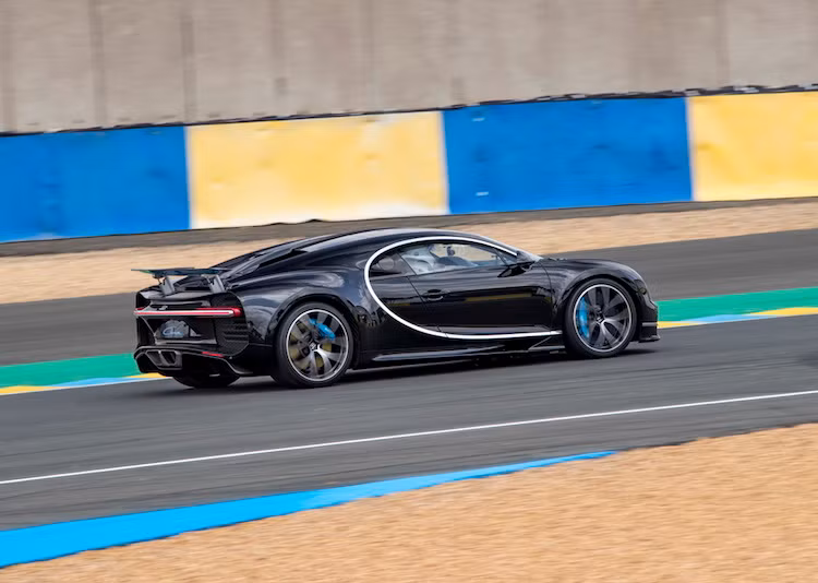 Được ra mắt lần đầu tại triển lãm Geneva đầu năm nay, Bugatti Chiron là "hậu duệ" của Veyron, với tham vọng kế thừa danh hiệu "mẫu xe sản xuất hàng loạt mạnh nhất, nhanh nhất, sang trọng và độc đáo nhất trên Thế giới".