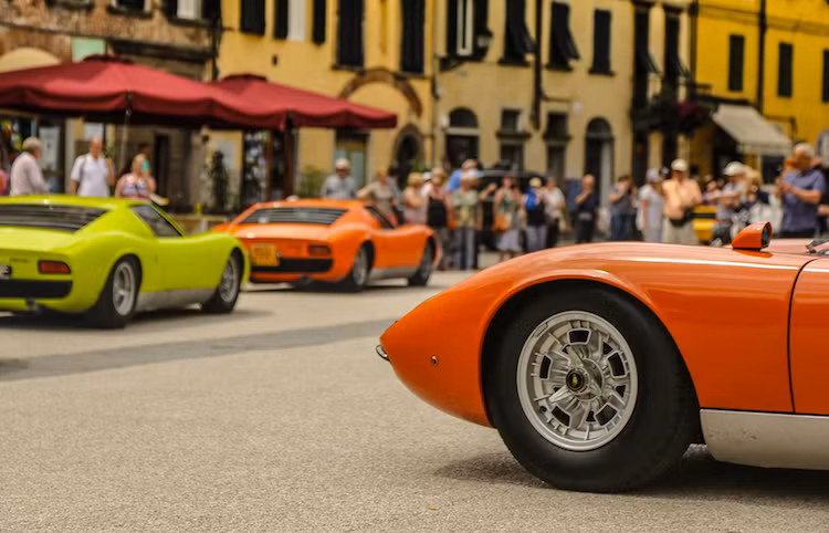 Do nhà thiết kế huyền thoại Marcello Gandini ở hãng Bertone "chắp bút", kiểu dáng của Miura cũng đã trở thành "biểu tượng" và thu hút ánh nhìn của mọi người cho tới tận ngày nay. Chiếc xe cũng đã là "ngôi sao" trong nhiều bộ phim nổi tiếng, trong đó bao gồm "bom tấn" The Italian Job phiên bản đầu tiên vào năm 1969.