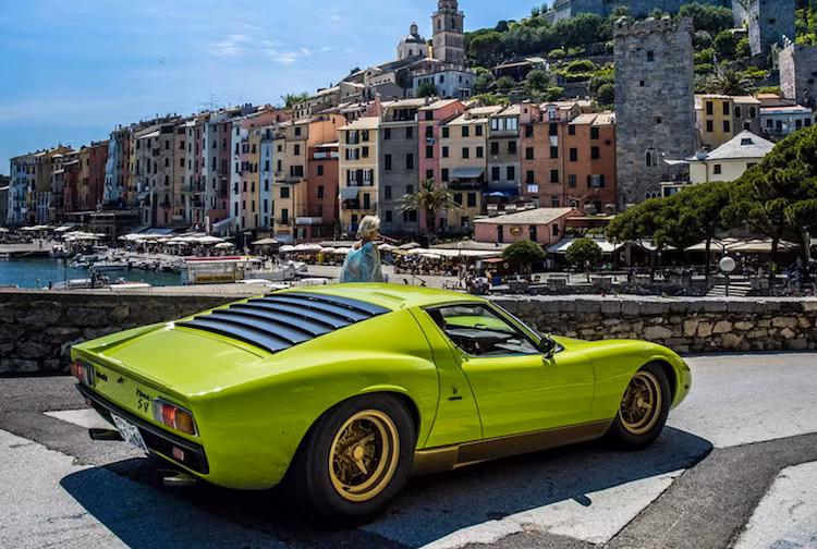 Giống như truyền thống của Lamborghini, Miura cũng được đặt tên với chủ đề bò tót. Cụ thể hơn, chiếc xe được đặt tên theo một giống bò tót dũng mãnh, to lớn, có nguồn gốc từ vùng Seville ở Tây Ban Nha.