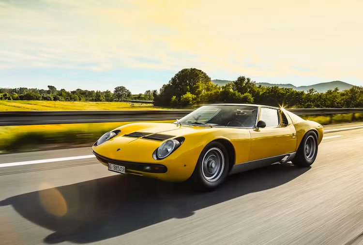 Được sản xuất từ năm 1966 tới năm 1973, Lamborghini Miura được coi là "ông tổ" của siêu xe hiện đại. Nó cũng chính là mẫu xe đã đưa tên tuổi của Lamborghini trở nên nổi tiếng toàn Thế giới như ngày nay.