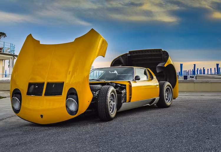 Cho tới tận ngày nay, gần như tất cả những siêu xe hàng đầu Thế giới vẫn đều sử dụng cấu trúc động cơ đặt giữa, dẫn động cầu sau như Lamborghini Miura. Với thiết kế cực kỳ gọn gàng, cách bố trí động cơ xe cũng có sự khác biệt so với các siêu xe hiện đại khi máy nằm ngang, nhập thành một khối với vi sai và hộp số.