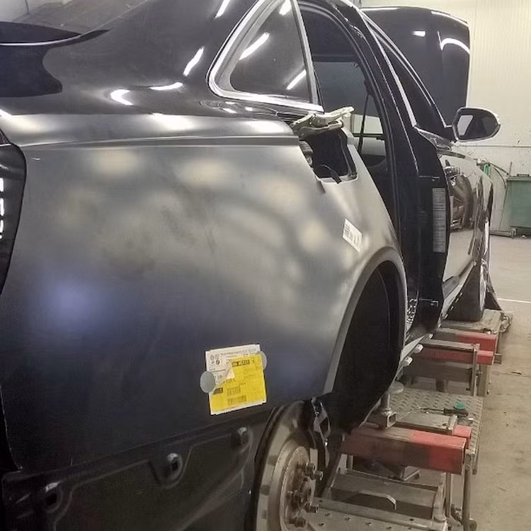 Tuy nhiên, quá trình chuyển đổi cũng không hề đơn giản. Ngoài 2 chi tiết dễ dàng thay thế là bodykit và vòm bánh trước, các vòm bánh rộng của RS6 Avant ở phía sau lại không lắp vừa S6 Sedan. Chính vì vậy, Roni đã phải mua vòm bánh của RS6 Avant, sau đó "cưa" nó ra và hàn vào S6 Sedan.