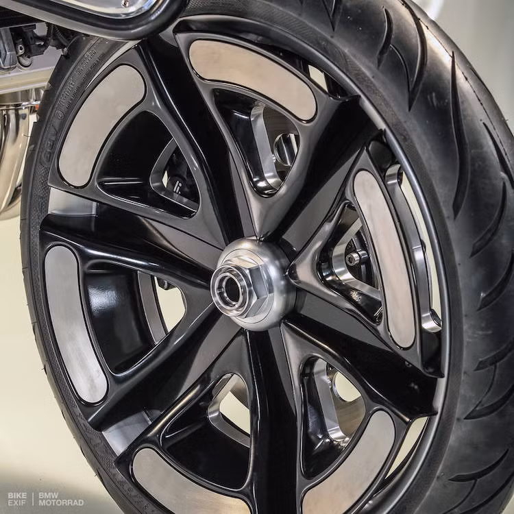 Bộ giảm xóc Duolever phức tạp trên siêu môtô K1600 đã được độ lại hoàn toàn với những tay đòn mới, chỉ còn giữ lại phuộc. Cả 2 bánh của chiếc xe đều đã được CNC từ một khối nhôm duy nhất, với kích thước trước/sau lần lượt là 21 và 20 inch. Krugger cũng đã nâng cấp hệ thống phanh bằng loại của hãng Beringer, nhưng anh vẫn khiến chúng làm việc hiệu quả với ABS gốc của BMW - đây là một việc không hề dễ dàng.