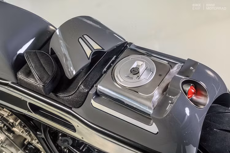 Do có dàn tản nhiệt chuyển sang hai bên thân xe, nằm ẩn bên trong vị trí thông thường của bình xăng nên Krugger đã buộc phải di chuyển bình xăng lớn xuống phía dưới yên xe. Trong khi đó, một bình xăng con khác kèm lọc xăng đã được anh khéo léo gắn ở dưới đuôi xe.