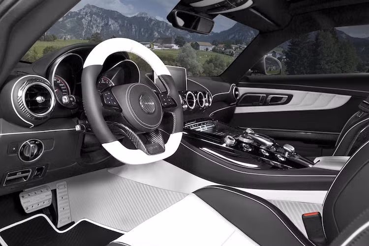 Như thường lệ, Mansory cũng không quên trang điểm lại cho nội thất vốn đã sang trọng của AMG GT S bằng da bọc với 3 màu là đen, đỏ và trắng. Toàn bộ các chi tiết ốp và lưng ghế của chiếc xe đã được hãng độ này chế tạo lại bằng sợi carbon thể thao.