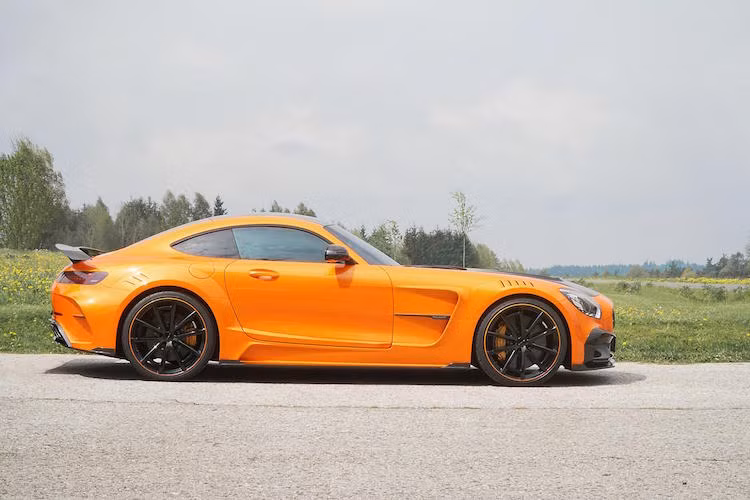 Điểm nhấn ấn tượng nhất của chiếc Mansory AMG GT S đó là bộ widebody khí động học hoàn toàn mới của chiếc xe. Không chỉ khiến chiếc GT S trông dữ dằn và tối ưu hóa khả năng khí động học hơn, bộ widebody này còn nới rộng mỗi hốc bánh xe tới 25 cm.