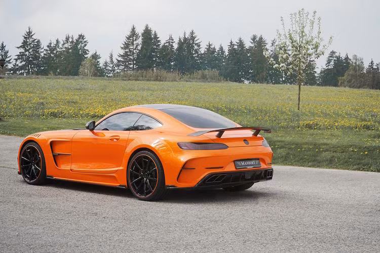 Với các vòm bánh xe rộng hơn, Mansory có thể lắp bản mâm cực rộng 9.5x21 inch cho bánh trước và 10.5x21 inch cho bánh sau, kèm theo lốp rộng cực bám đường 245/30 và 305/25. Toàn bộ widebody cũng đã được hãng độ Đức làm từ sợi carbon siêu nhẹ để giảm trọng lượng.