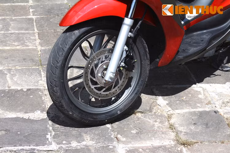 Giảm xóc trước của xe có thiết kế phuộc ống lồng đường kính 33 mm, đi kèm cùng mâm 16 inch thiết kế 6 cánh kép do hãng mâm nổi tiếng Enkei (Nhật) gia công). Medley S 150 được trang bị lốp trước cỡ 100/80, cùng với phanh trước có đĩa lớn và đặc biệt là kèm theo hệ thống chống bó cứng phanh ABS.