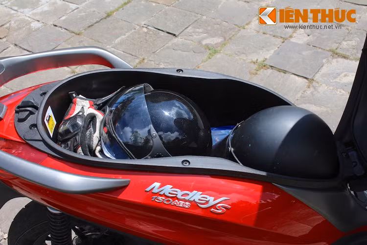 Bù lại với thiết kế này, Medley S 150 có khoang chứa đồ siêu rộng, lên tới 36,2 lít và chỉ "chịu thua" Honda LEAD với 37 lít. Xe có thể dễ dàng chứa 2 mũ bảo hiểm cả đầu và vẫn còn dư chỗ để một số đồ dùng lặt vặt. Nếu "để khéo", 3 chiếc mũ bảo hiểm nửa đầu có thể được xếp gọn trong cốp xe.