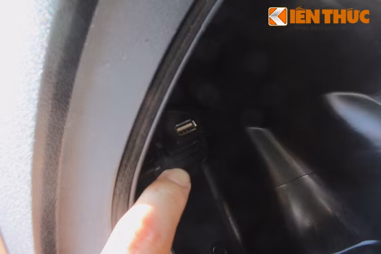 Ngoài ra, Medley S 150 còn có một số ưu điểm độc đáo khác, chẳng hạn như hộc chứa đồ nhỏ mở bằng ổ khóa chính của xe nằm phía sau yếm. Ở hộc phía bên trái, người dùng sẽ tìm thấy một cổng USB được che bởi nắp cao su chống nước, giúp sạc các thiết bị di động như smartphone hay máy nghe nhạc khi cần thiết.