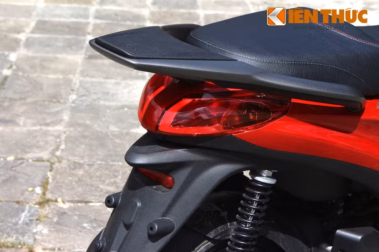 Ở phía sau, Medley có giảm xóc dạng lò xo kép giảm chấn thủy lực điều chỉnh được 5 mức, đi kèm vành 14 inch (nhỏ hơn 2 inch so với bánh trước) và lốp 110/80. Theo Piaggio, bánh sau nhỏ cũng giúp hãng mở rộng thể tích khoang hành lý của xe hơn. Phanh sau của xe cũng có hệ thống chống bó cứng phanh ABS.