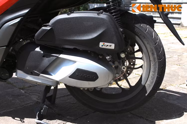 Piaggio Medley S 150 được trang bị dòng động cơ mới iGet dung tích xy-lanh 155 cc, tích hợp với hệ thống dừng tạm thời "Start &amp; Stop" (tự đông tắt máy khi dừng đèn đỏ và khởi động khi người lái vặn ga, khá giống với tính năng Idling Stop của Honda), phun nhiên liệu điện tử, 4 van và làm mát bằng dung dịch.