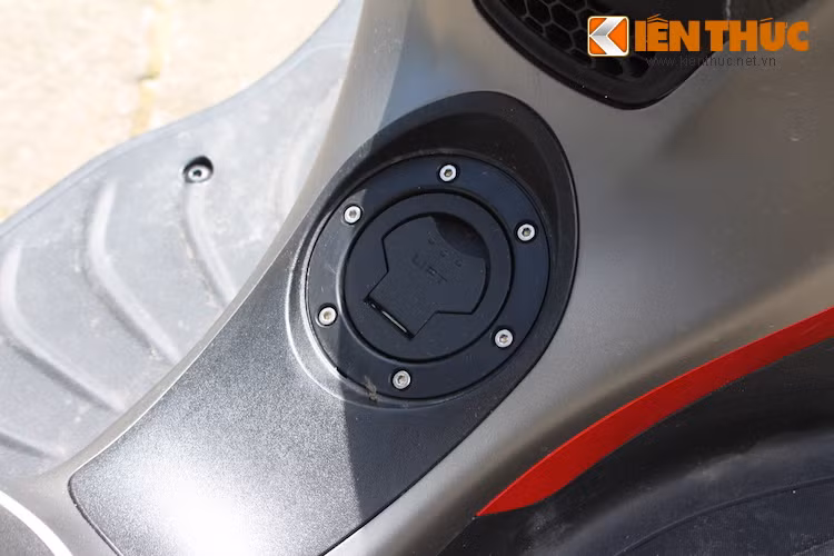 Bình xăng của xe đặt ở vị trí khá lạ là bên dưới sàn để chân, với nắp xăng thiết kế thể thao tương tự các xe phân khối lớn. Với thiết kế này, người dùng không phải mở yên để đổ xăng nhưng lại buộc phải cúi người xuống để mở nắp.