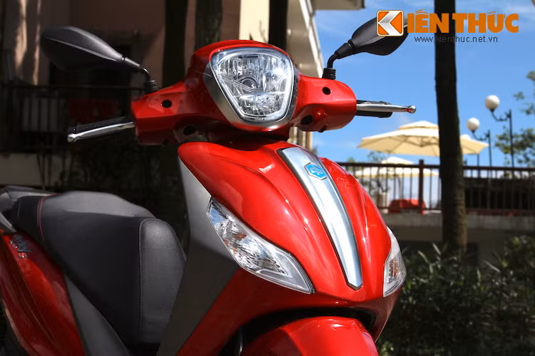 Phần đầu xe nổi bật với đèn pha đặt dọc, kéo dài về phía sau và được viền phần dưới bởi một dải chrome mờ tinh tế nhưng khỏe khoắn. Ở phần yếm trước xe, Medley có cách bố trí các chi tiết cũng giống như Liberty, tuy nhiên, những đường nét trên Medley được làm nổi hơn cùng với đèn xi-nhan "mắt xếch" thể thao hơn Liberty.