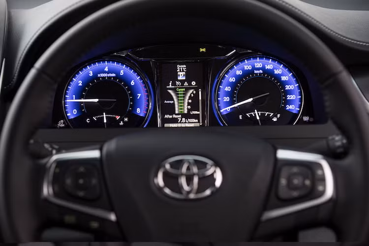 Ngoài ra, phiên bản thể thao RZ này còn có màn hình hiển thị đa thông tin 4,2 inch cùng một loạt các hệ thống an toàn khác như cảm biến đỗ xe, hệ thống ổn định thân xe VSA, hệ thống điều khiển lực kéo, hệ thống hỗ trợ phanh và camera lùi.