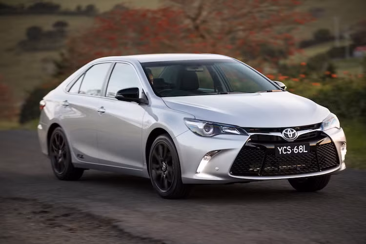 Về động cơ, Camry RZ mới hoàn toàn không có sự thay đổi so với phiên bản Altise với máy 4 xi-lanh 2.5l thẳng hàng chạy xăng, có công suất 181 mã lực và mô-men xoắn 235 Nm. Mức tiêu thụ nhiên liệu trung bình của xe là 7,9 lít/100 km.
