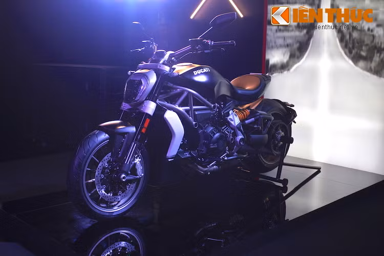 Ra mắt lần đầu tại triển lãm EICMA 2015, Ducati XDiavel mới được bán với hai phiên bản là bản thường và bản đặc biệt S. Vào tháng 3/2016, chiếc XDiavel S đầu tiên đã về tới Việt Nam, trong khi phải tới triển lãm Audi Progressive đang diễn ra trong tháng 6, phiên bản thường mới lần đầu được trưng bày trước công chúng.