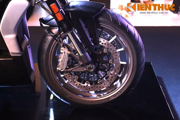 Giống như nhiều dòng xe cao cấp của Ducati, XDiavel được trang bị phuộc trước USD, phanh Brembo Monoblock cùng lốp Pirelli Diablo Rosso II bản 120/70/17. Tuy nhiên, vành của bản XDiavel có thiết kế khác so với XDiavel S.
