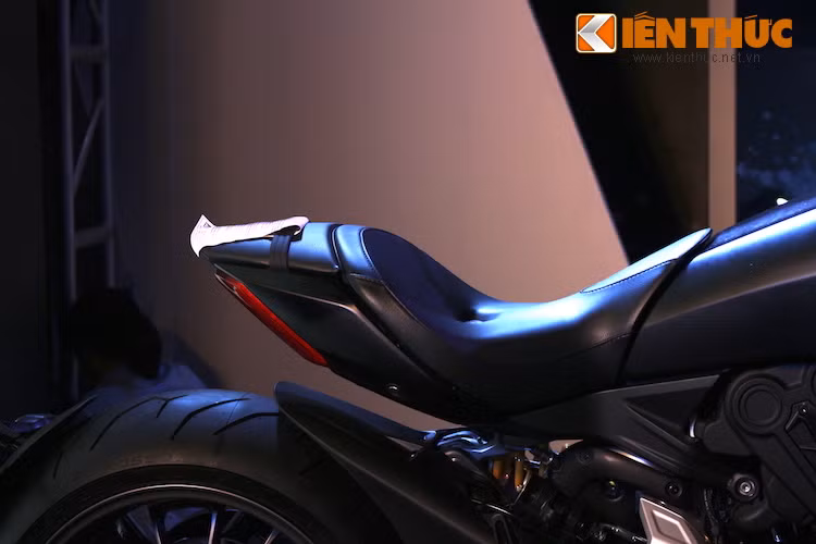 Bộ yên của xe có thiết kế gọn gàng, có thể ngồi được 2 người với tựa lưng cho người ngồi sau được tháo rời ra khi không cần thiết.