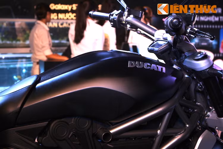 Kể từ phía bình xăng trở đi, chiếc xe đã sở hữu thiết kế hoàn toàn mới so với các dòng Diavel khác, với bình xăng thuôn dài về phía sau. Điểm khác biệt thứ 2 của XDiavel so với XDiavel S là màu sơn đen mờ thay vì đen bóng.